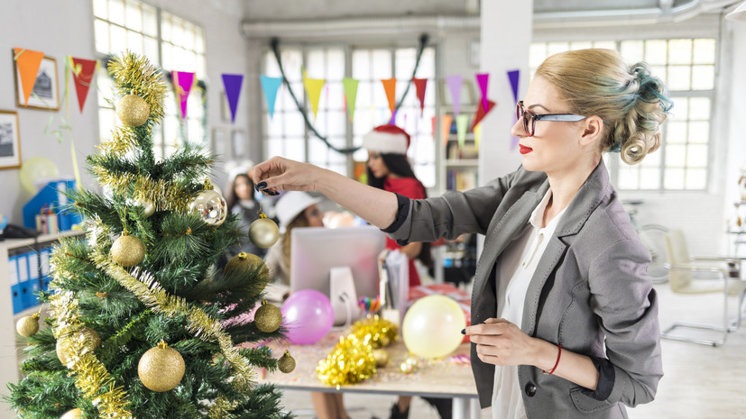 Юрист Хаминский предупредил о штрафах за украшение рабочих мест к Новому году