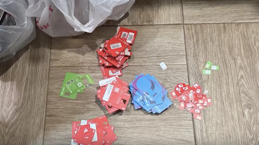 В ФСБ показали кадры задержания граждан, причастных к работе сим-боксов