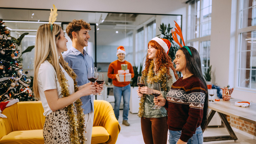 Россиянам назвали пять вещей, которые не стоит дарить коллегам на Новый год