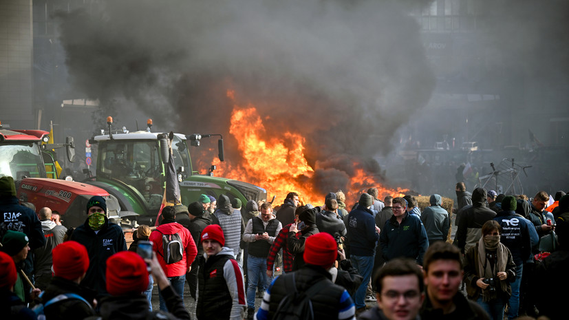 Протестующие фермеры крушат окна и двери возле Европарламента в Брюсселе