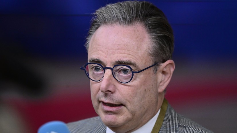 Премьер Бельгии де Вевер пошутил, что ему нужно ехать на дачу в Санкт-Петербург