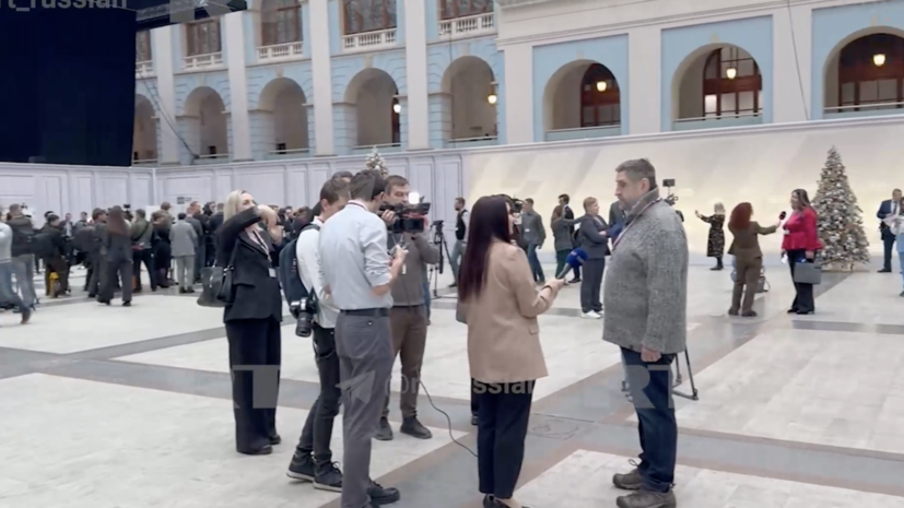 Корреспондент RT рассказал о подготовке в Гостином дворе к прямой линии с Путиным