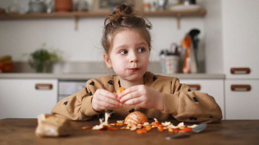 Стоматолог Халилбеков рассказал, почему после мандаринов болят зубы