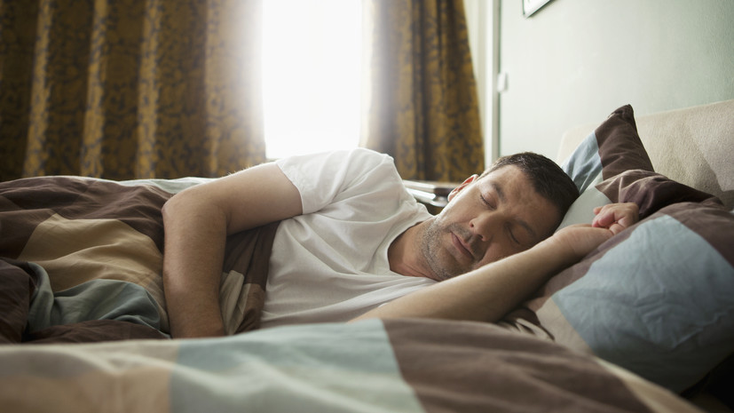 Сомнолог Бузунов рассказал, как сохранить режим в праздники