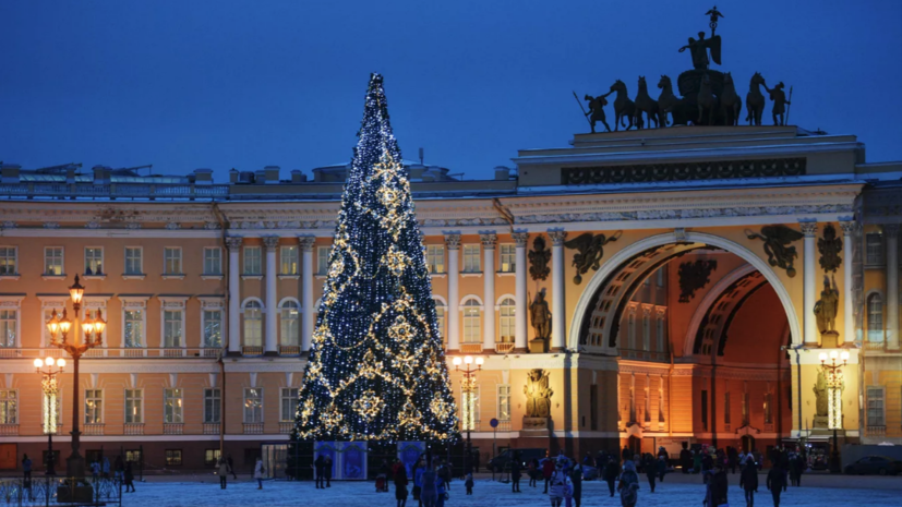 В Петербурге зажгли главную городскую новогоднюю ёлку на Дворцовой площади