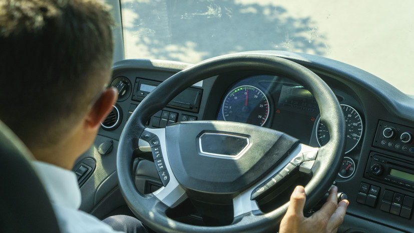 В Эстонии уволили водителя школьного автобуса, который слушал Путина по радио