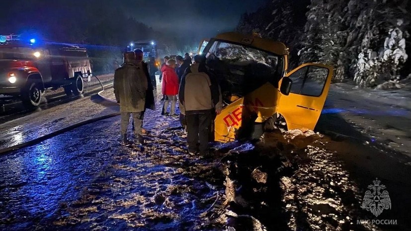 Школьный микроавтобус столкнулся с легковушкой в Удмуртии