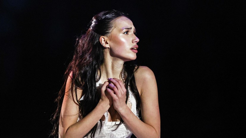 Загитова снялась в фотосессии в коротком платье и гольфах