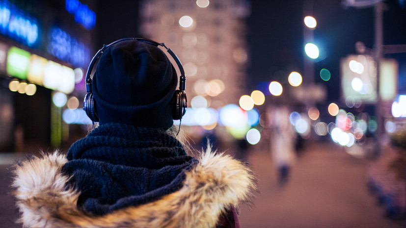 Врач Кондрахин пояснил, опасно ли использовать наушники в мороз