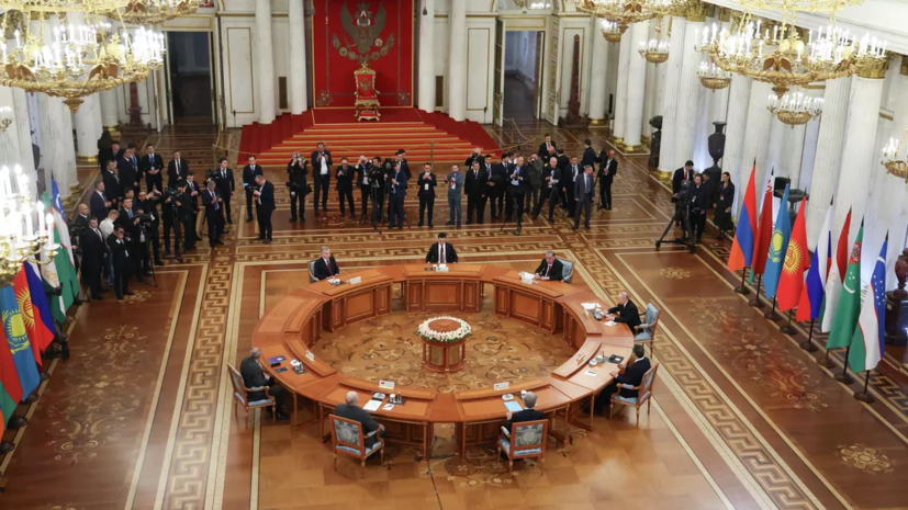 Путин рассказал Пашиняну об особенностях Александровской колонны