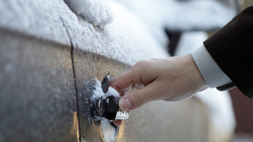 Автоэксперт Корнев рассказал, как открыть примёрзшую автомобильную дверь