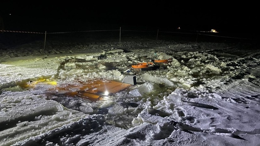 В Архангельской области бензовоз провалился под лёд на пешеходной переправе
