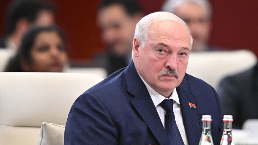 Лукашенко заверил, что не держится посиневшими пальцами за власть