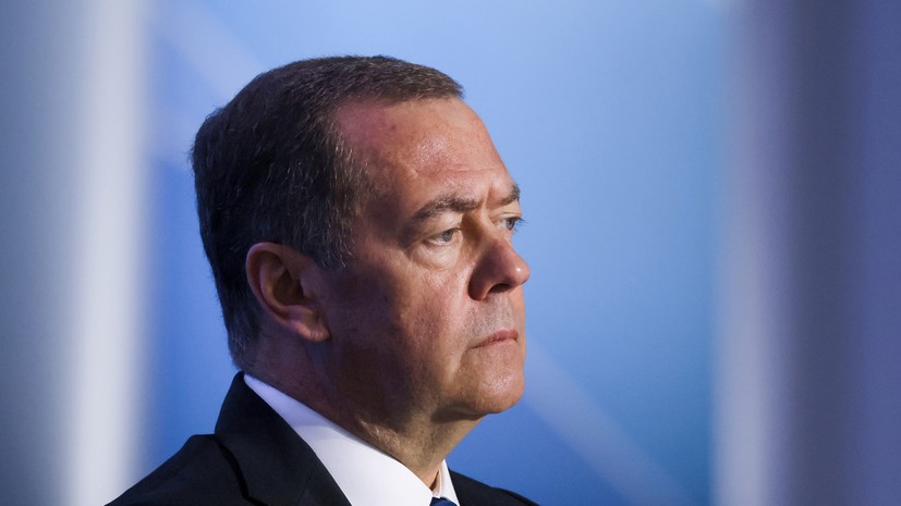 Медведев проверил эксперимент с новыми правилами въезда в Россию в Шереметьево