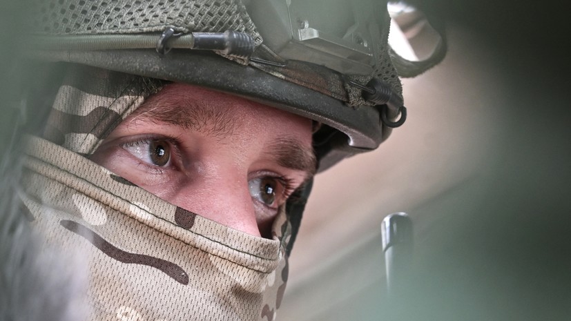 Российские военные эвакуировали пожилую беженку из Торского на строительной тачке