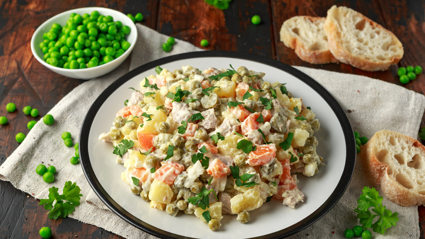 Postimees: эстонцы скупают горошек и майонез на фоне слухов о запрете оливье