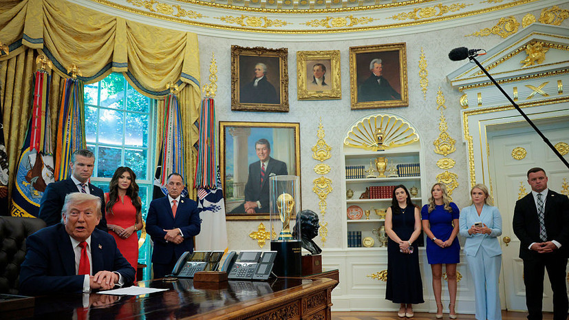 NYT: украшения в Овальном кабинете Трампа регулярно золотят вручную
