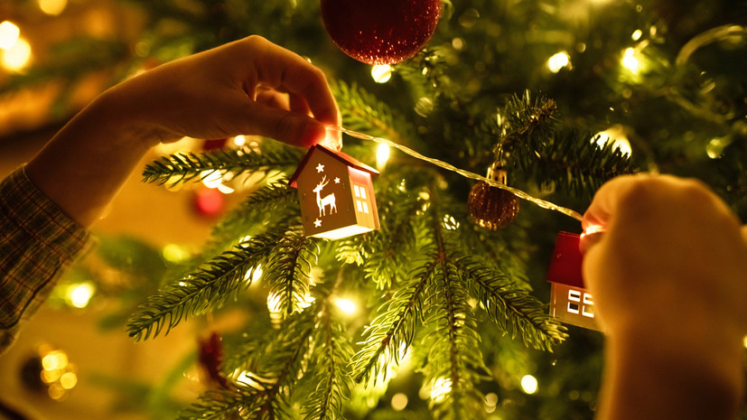 Офтальмолог Поспелова: мерцающие гирлянды могут быть вредны для людей с катарактой