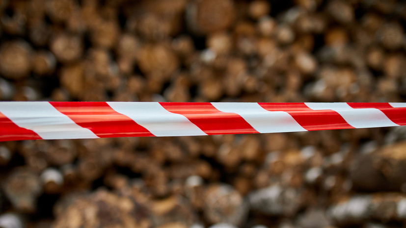 В Кургане у здания турагентства обнаружили тело мужчины со следами крови