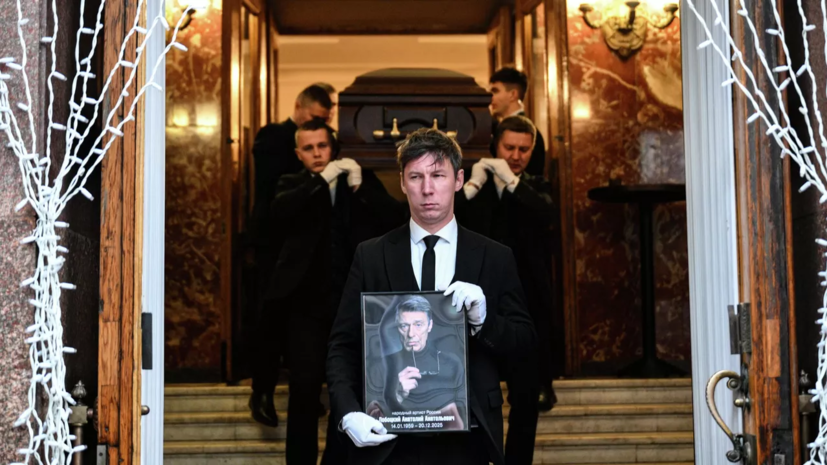 Актёра Лобоцкого похоронили на Троекуровском кладбище