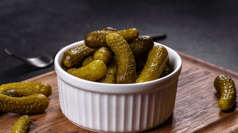 Стоматолог Антонов назвал солёные огурцы вредными для зубов