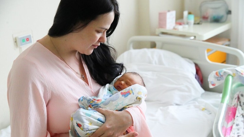 Онищенко: средний возраст рожающих первенца женщин в России составляет 31 год