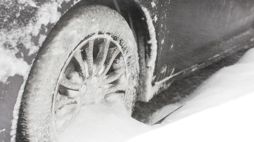 Автоюрист объяснил, как правильно действовать, если машина застряла в снегу