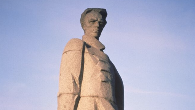 В Шепетовке снесли остатки памятника автору романа «Как закалялась сталь»