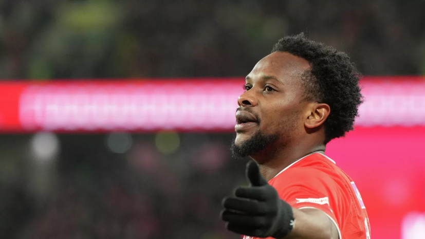 Футболист «Спартака» Ливай раздал нуждающимся семьям из Тринидада корзины с продуктами