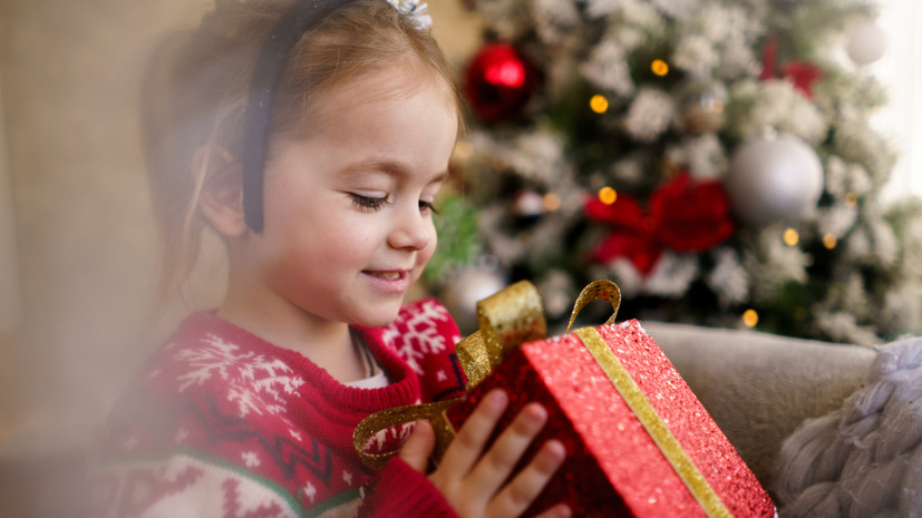 РИА Новости: детский новогодний подарок в среднем стоит порядка 450 рублей