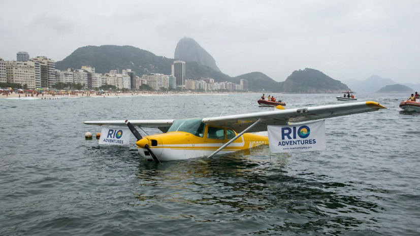 Самолёт рекламной компании упал в океан у пляжа Копакабана в Рио-де-Жанейро