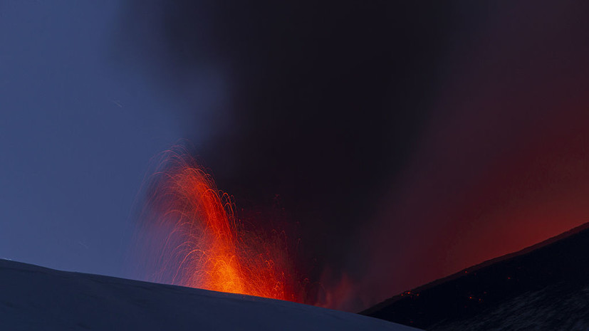Вулкан Этна выбросил лаву на высоту до 400 м на Сицилии