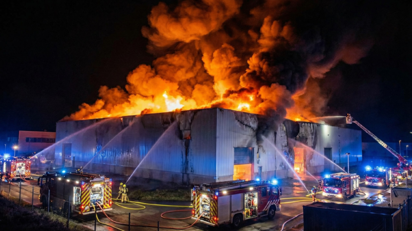 В Торжке в Тверской области горит склад на площади 5 тысяч квадратных метров