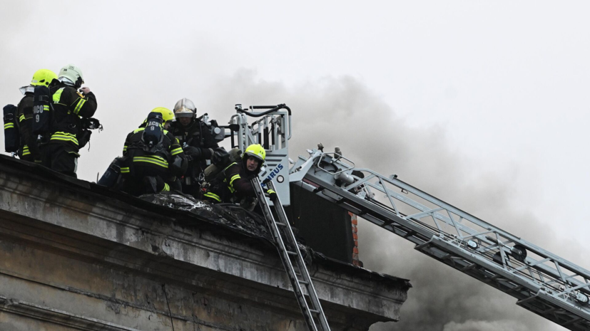 В Сочи возгорание от автосервиса перекинулось на соседние склады и здание