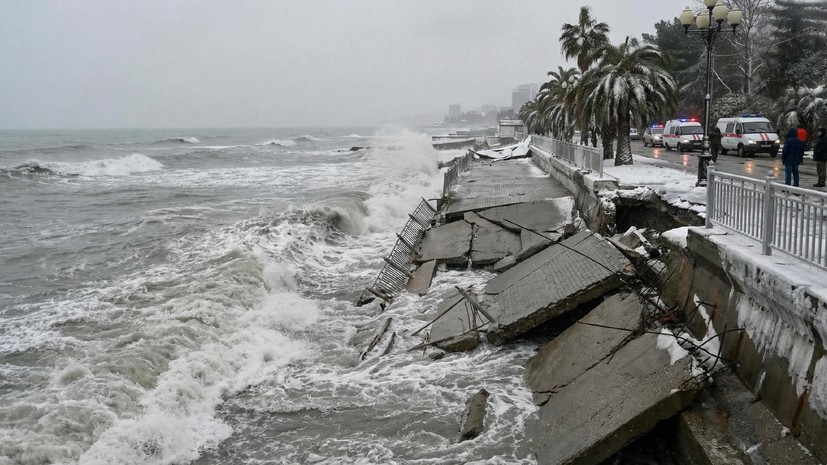 SHOT: сильный шторм разрушил набережную в Сочи