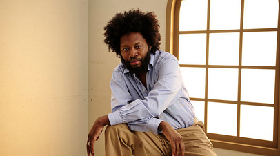 NYT: актёра из сериала Эмили в Париже Харриса арестовали в Японии