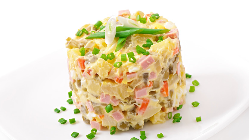 В Госдуме предложили включить оливье и заливное в новогоднее меню в школах