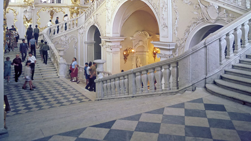 Длинная очередь к Эрмитажу рассосалась к вечеру