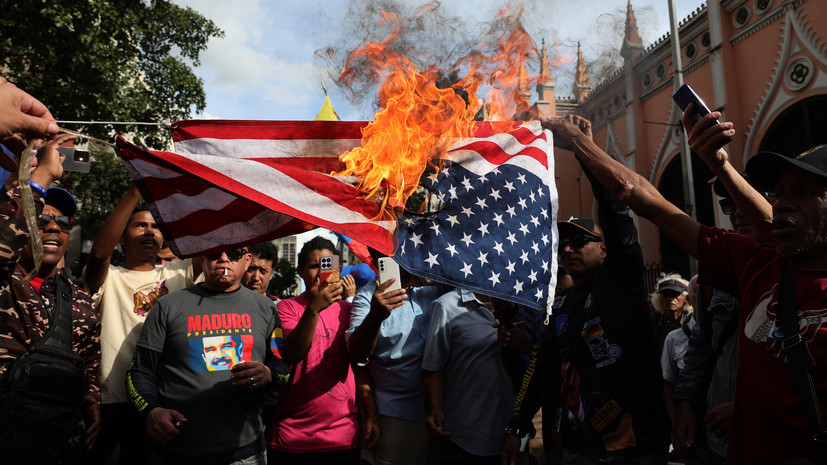 Люди вышли на акцию в поддержку Мадуро в центре Каракаса