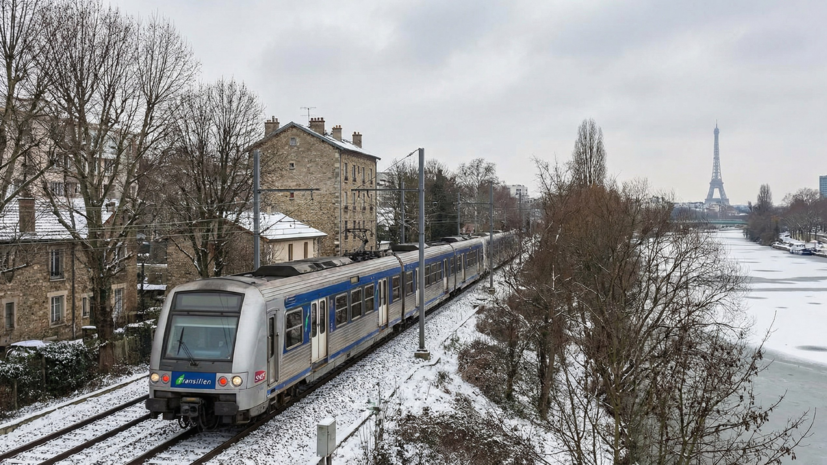 Два человека ранены при нападении с ножом в электричке недалеко от Парижа
