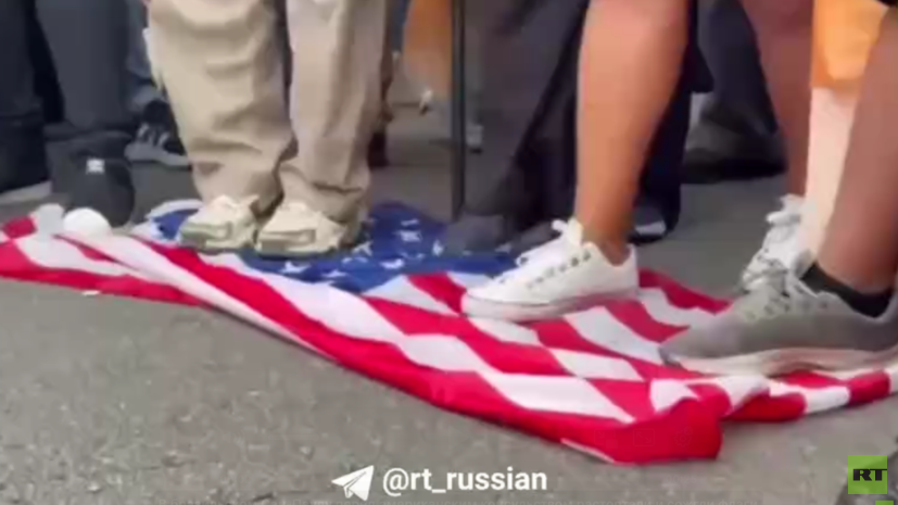 В Сан-Паулу перед американским консульством растоптали и сожгли флаги США