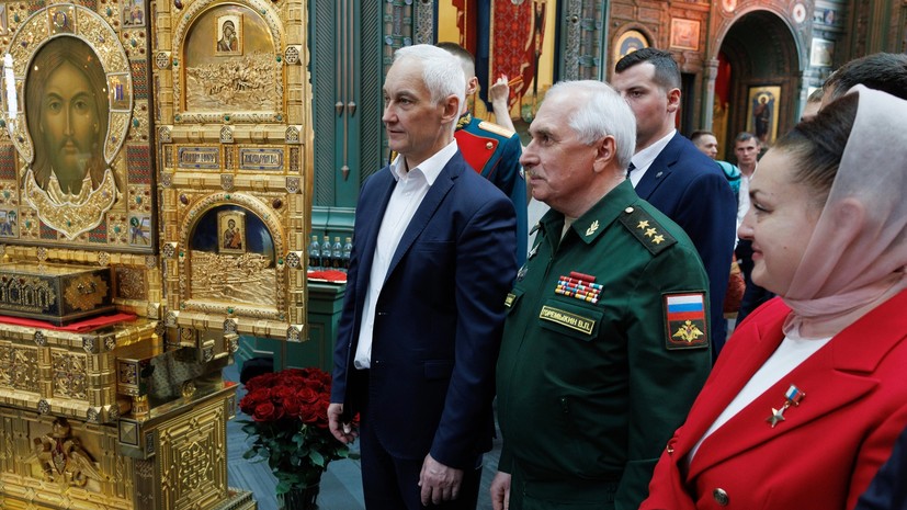 Белоусов принял участие в рождественском богослужении в Главном храме ВС России