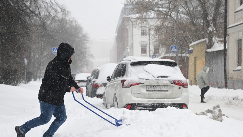 В Подмосковье на уборку улиц от снега вышли 28,7 тысячи человек