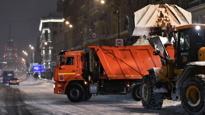 Порядка 145 тысяч человек занимаются ликвидацией последствий снегопада в Москве