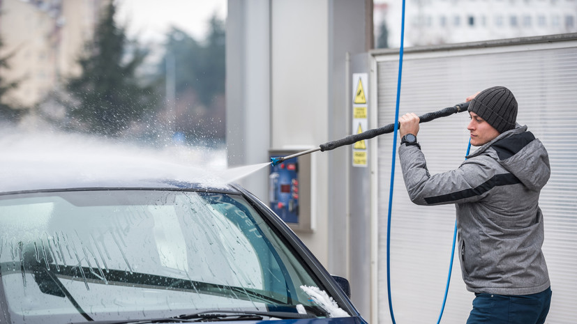 Автоэксперт Петров рассказал о важности мойки машины зимой