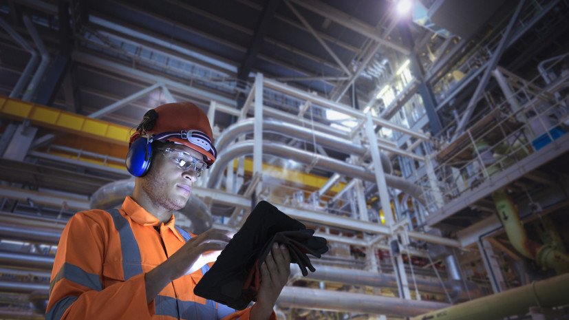 Около 800 тысяч человек трудоустроили в сфере ОПК за три года