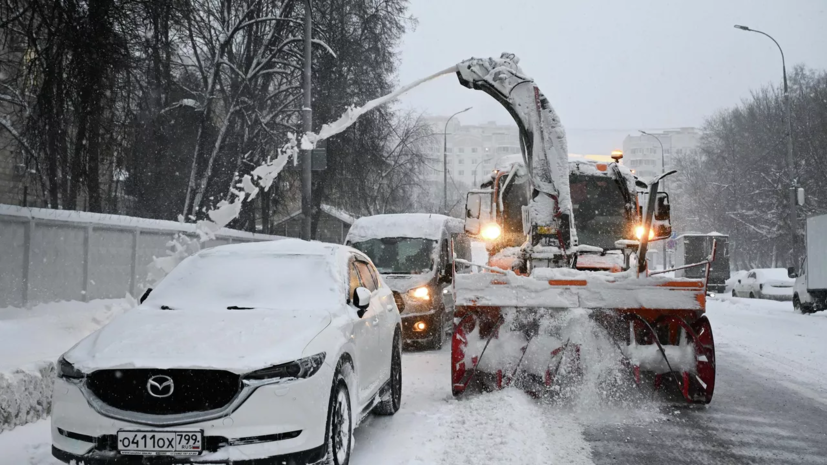 Россиянам объяснили, куда обращаться при проблемах с уборкой снега у дома