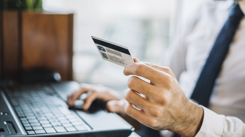 Юрист Алиев посоветовал разделять личные и деловые платежи при переводах на карту