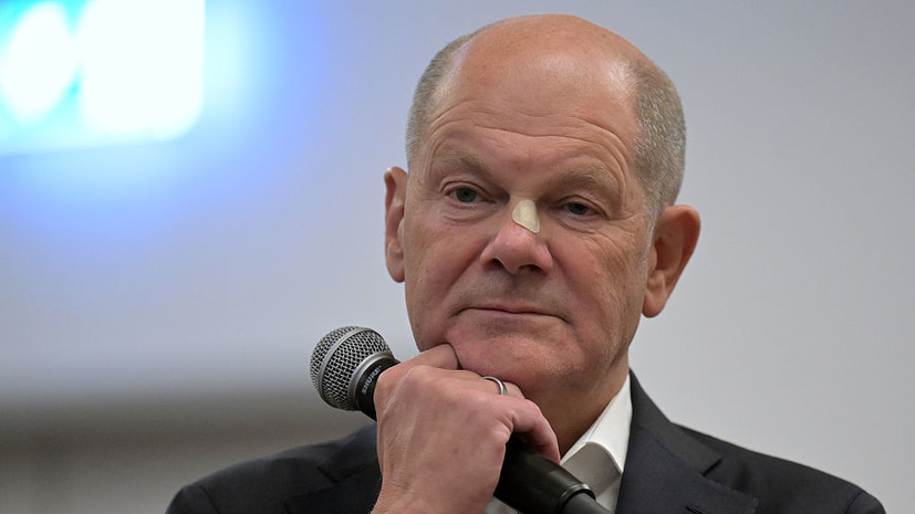 Экс-канцлер Шольц назвал «смешной» критику темпов поставок оружия Украине