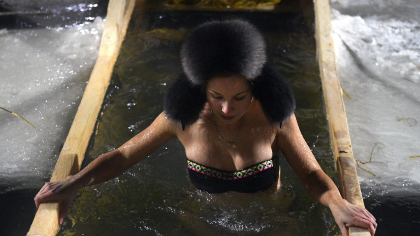 Врач Уланкина: купание в ледяной воде может быть полезно только для закалённых людей